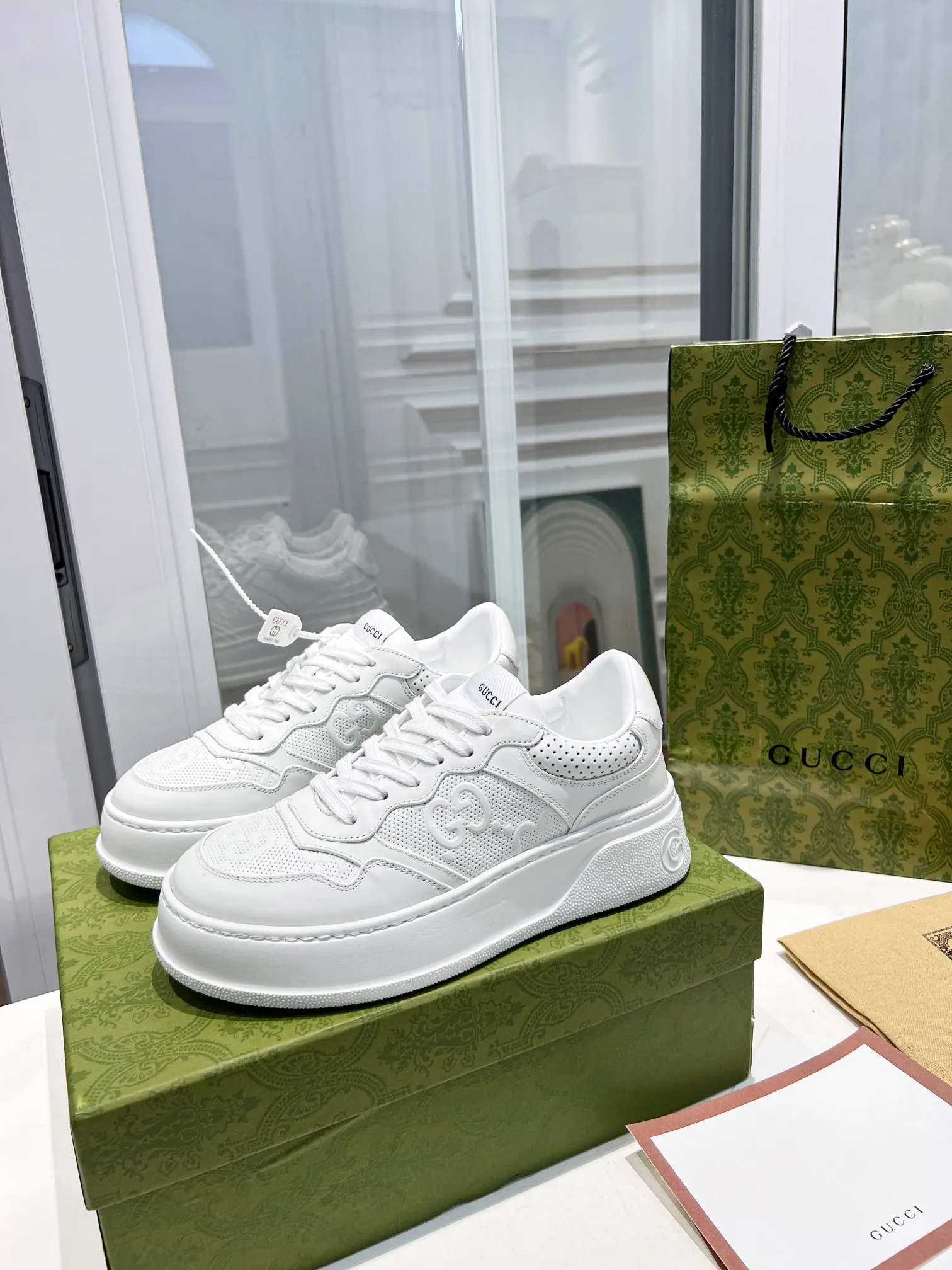 👟👟Ex-factory price 480👟👟 Women's Shoe Factory New Chunky B series lightweight soft thick sole sports series! G family's white shoes for couples, GUUC* counter-synchronized shoes, ancient and exotic catwalk models! The style design is light, luxurious and retro...thick sole increases height...similar to an upgraded version of classic white shoes! Original customized cowhide fabric (classic old floral fabric, perforation, embossing process), cowhide lining, original foam lightweight outsole, GG Logo on the heel, 4cm thick sole, classic Gucci webbing... Women's 35-40/Men's 39-44 (full size) Women's 41, Men's 45 are custom-made and non-returnable